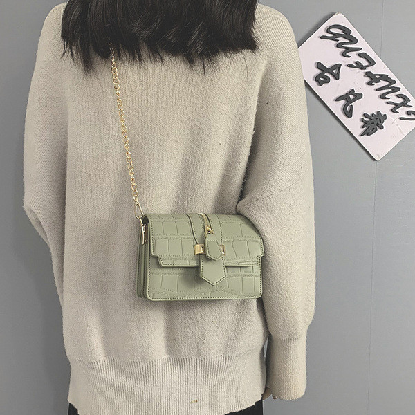 Stiilne pika metallist sangaga ökonahast naistekott