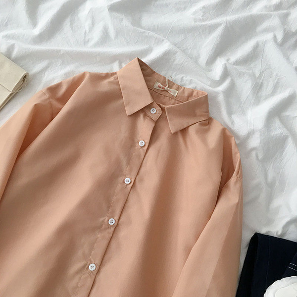 Klassikalise krae ja pikkade varrukatega naiste särk