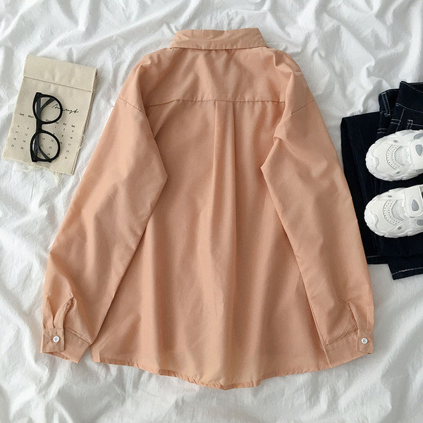 Klassikalise krae ja pikkade varrukatega naiste särk