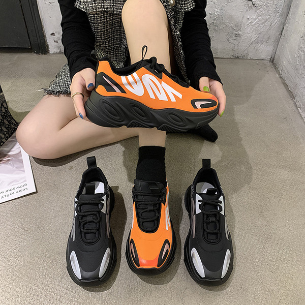 Alkalmi női tornacipő magas talppal és feliratokkal