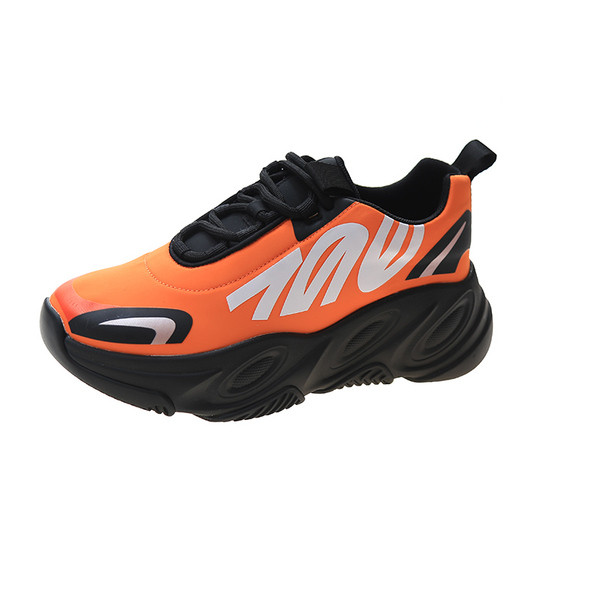 Alkalmi női tornacipő magas talppal és feliratokkal