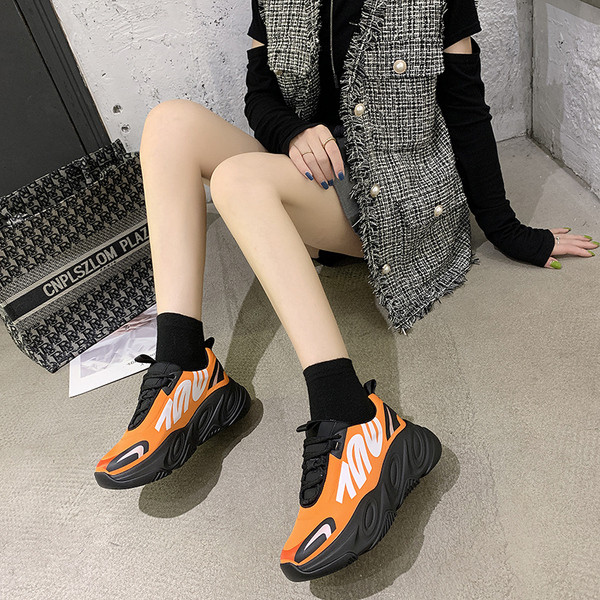 Alkalmi női tornacipő magas talppal és feliratokkal