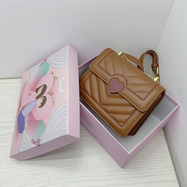 Mitmes värvitoonis metallist ketiga naiste igapäevakott