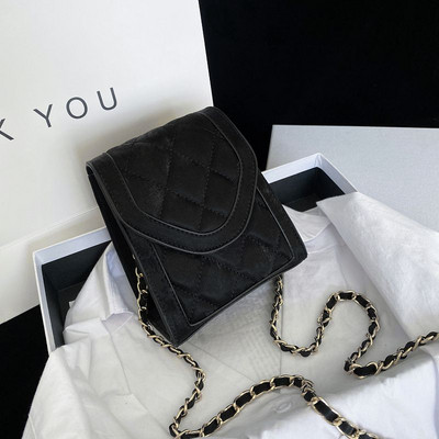 Κομψή γυναικεία τσάντα με μακριά λαβή σε διάφορα χρώματα