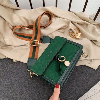 Γυναικεία καθημερινή τσάντα με υφασμάτινη λαβή και μεταλλικό στοιχείο