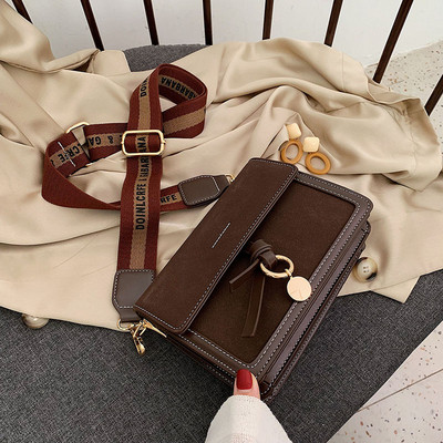 Γυναικεία καθημερινή τσάντα με υφασμάτινη λαβή και μεταλλικό στοιχείο