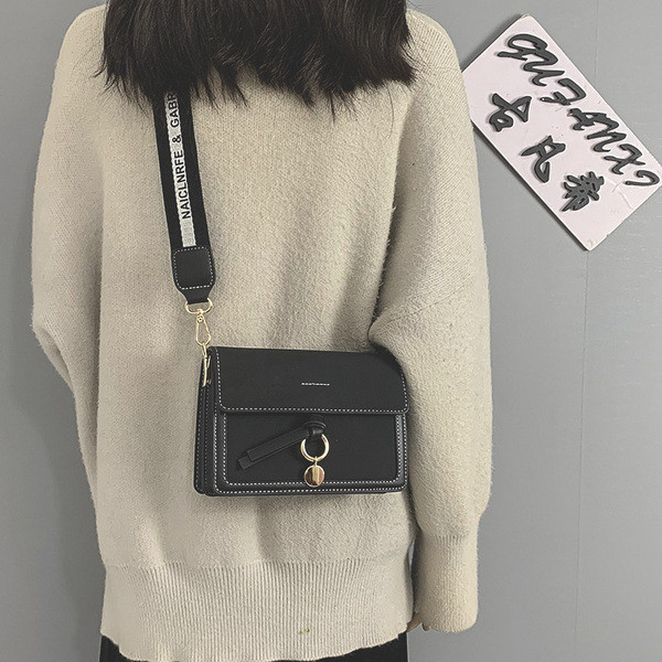 Γυναικεία καθημερινή τσάντα με υφασμάτινη λαβή και μεταλλικό στοιχείο