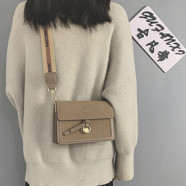 Γυναικεία καθημερινή τσάντα με υφασμάτινη λαβή και μεταλλικό στοιχείο