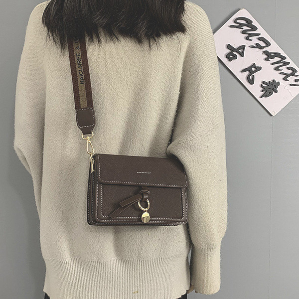 Γυναικεία καθημερινή τσάντα με υφασμάτινη λαβή και μεταλλικό στοιχείο