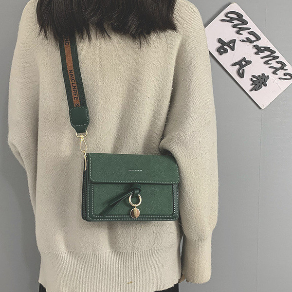 Γυναικεία καθημερινή τσάντα με υφασμάτινη λαβή και μεταλλικό στοιχείο