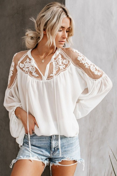 Moodne naiste särk spitsikaela ja pitsiga