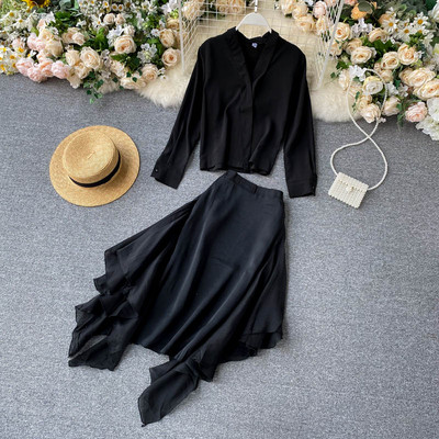 Must naiste komplekt kahest osast - pluus ja lõikega seelik