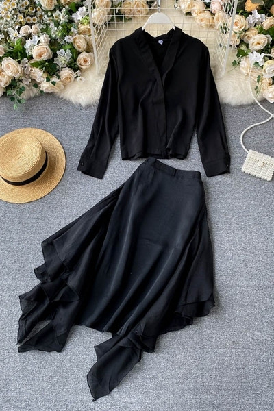 Must naiste komplekt kahest osast - pluus ja lõikega seelik