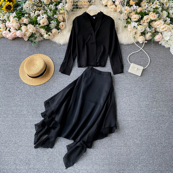 Must naiste komplekt kahest osast - pluus ja lõikega seelik