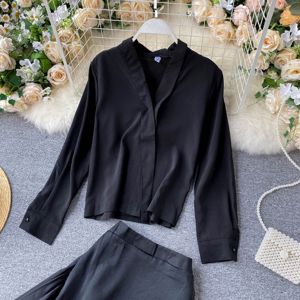 Must naiste komplekt kahest osast - pluus ja lõikega seelik