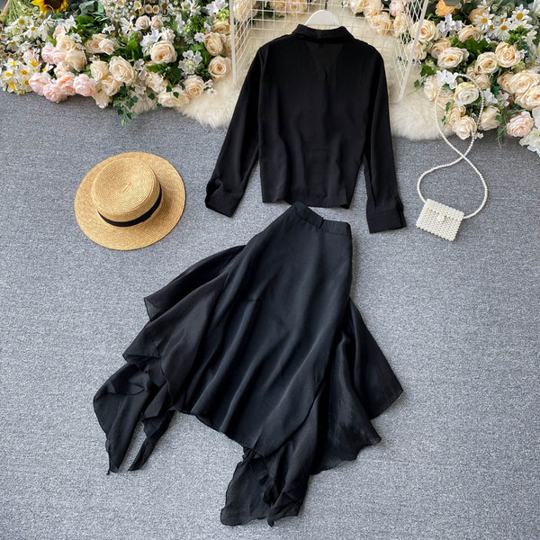 Must naiste komplekt kahest osast - pluus ja lõikega seelik