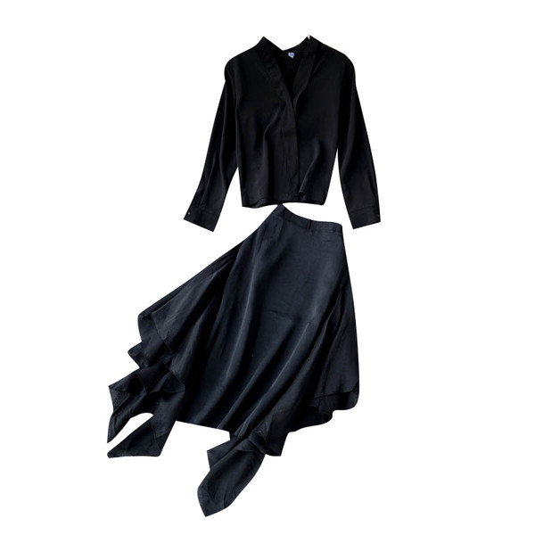 Must naiste komplekt kahest osast - pluus ja lõikega seelik