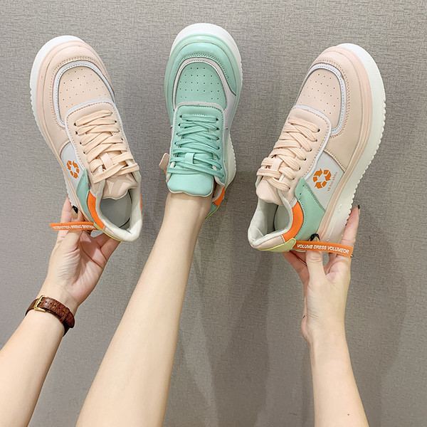 Πολύχρωμα γυναικεία αθλητικά παπούτσια κατασκευασμένα από αναπνεύσιμο ύφασμα με ψηλή σόλα