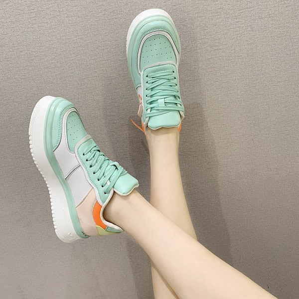 Πολύχρωμα γυναικεία αθλητικά παπούτσια κατασκευασμένα από αναπνεύσιμο ύφασμα με ψηλή σόλα