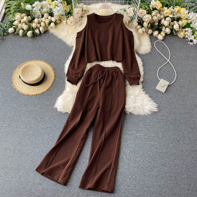 Naiste vabaaja komplekt, mis sisaldab paljaste õlgadega pluusi ja laia pükse