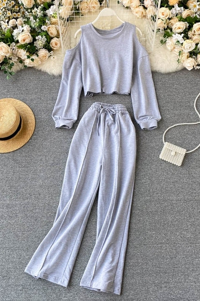 Naiste vabaaja komplekt, mis sisaldab paljaste õlgadega pluusi ja laia pükse