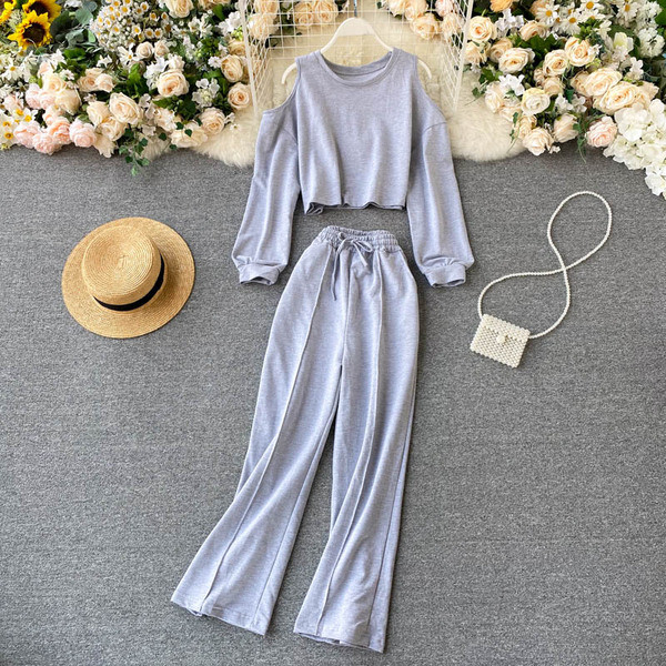 Naiste vabaaja komplekt, mis sisaldab paljaste õlgadega pluusi ja laia pükse