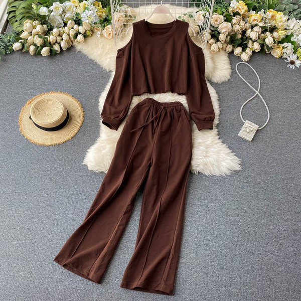 Naiste vabaaja komplekt, mis sisaldab paljaste õlgadega pluusi ja laia pükse