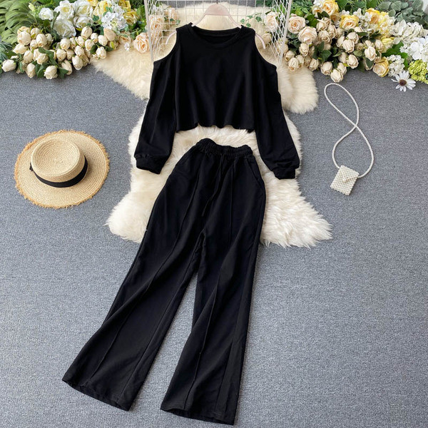 Naiste vabaaja komplekt, mis sisaldab paljaste õlgadega pluusi ja laia pükse