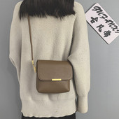 Casual γυναικεία τσάντα από οικολογικό δέρμα με μακριά λαβή και μεταλλική διακόσμηση