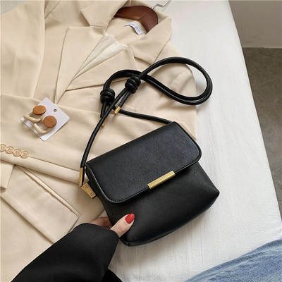 Casual γυναικεία τσάντα από οικολογικό δέρμα με μακριά λαβή και μεταλλική διακόσμηση