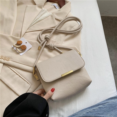 Casual γυναικεία τσάντα από οικολογικό δέρμα με μακριά λαβή και μεταλλική διακόσμηση