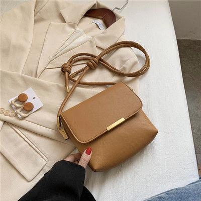 Casual γυναικεία τσάντα από οικολογικό δέρμα με μακριά λαβή και μεταλλική διακόσμηση