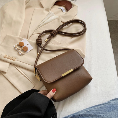 Casual γυναικεία τσάντα από οικολογικό δέρμα με μακριά λαβή και μεταλλική διακόσμηση