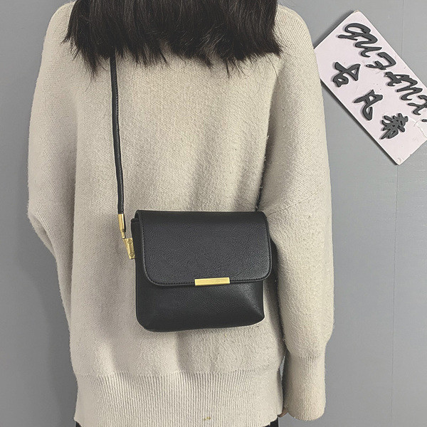 Casual γυναικεία τσάντα από οικολογικό δέρμα με μακριά λαβή και μεταλλική διακόσμηση