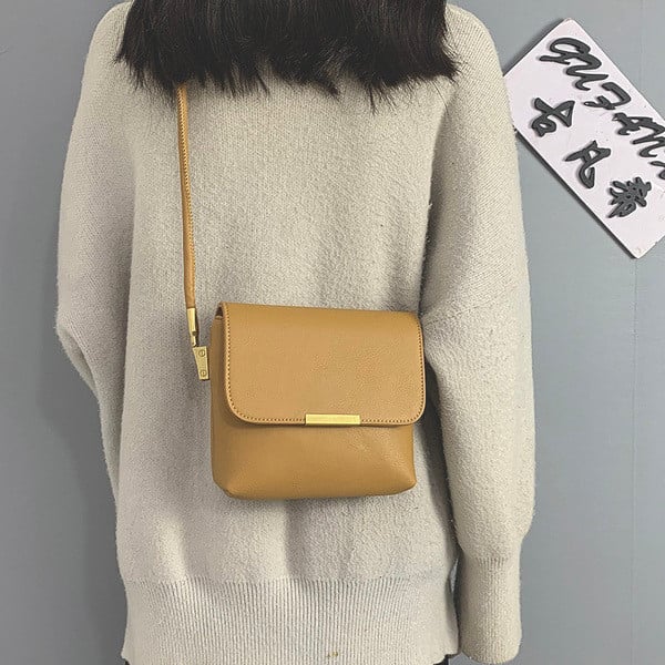 Casual γυναικεία τσάντα από οικολογικό δέρμα με μακριά λαβή και μεταλλική διακόσμηση