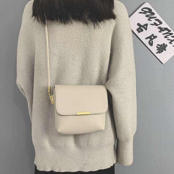 Casual γυναικεία τσάντα από οικολογικό δέρμα με μακριά λαβή και μεταλλική διακόσμηση