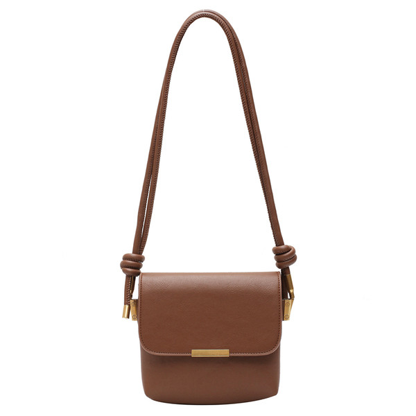 Casual γυναικεία τσάντα από οικολογικό δέρμα με μακριά λαβή και μεταλλική διακόσμηση