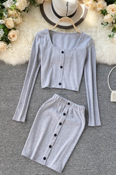 Naiste vabaaja komplekt, mis sisaldab nööpidega pluusi ja seelikut