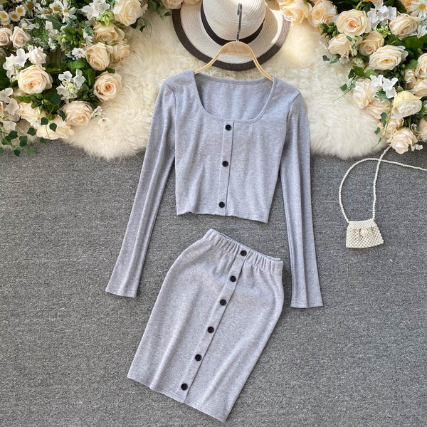 Naiste vabaaja komplekt, mis sisaldab nööpidega pluusi ja seelikut