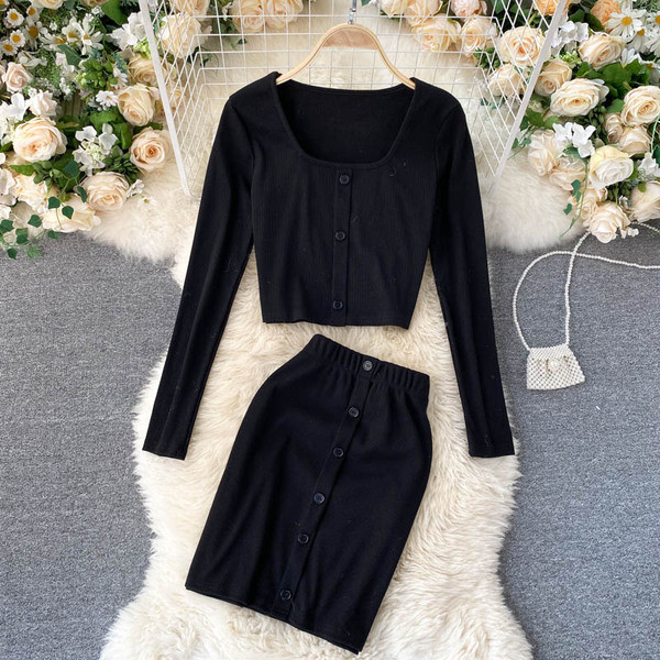 Naiste vabaaja komplekt, mis sisaldab nööpidega pluusi ja seelikut