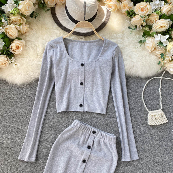 Naiste vabaaja komplekt, mis sisaldab nööpidega pluusi ja seelikut