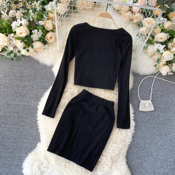 Naiste vabaaja komplekt, mis sisaldab nööpidega pluusi ja seelikut