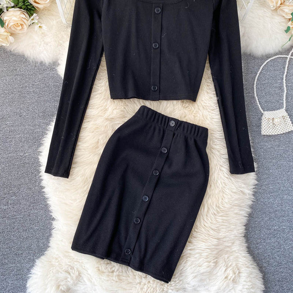 Naiste vabaaja komplekt, mis sisaldab nööpidega pluusi ja seelikut