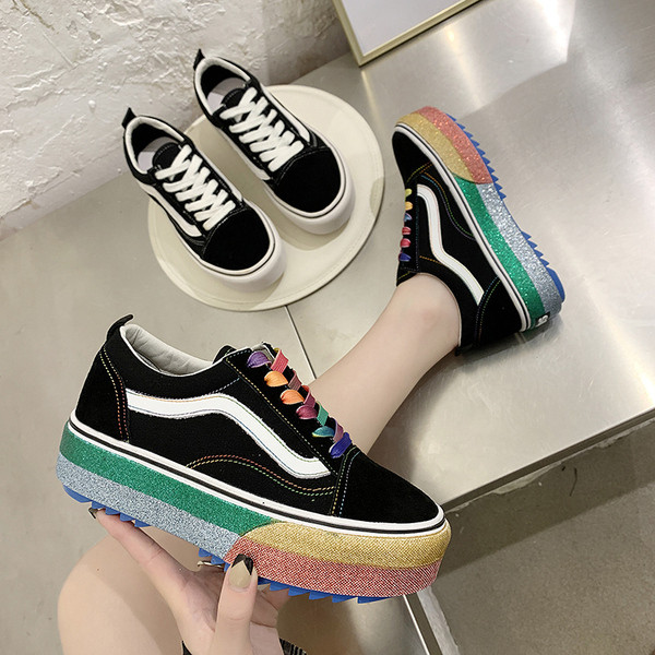 Μαύρα γυναικεία αθλητικάα παπούτσια με ψηλή σόλα - δύο μοντέλα