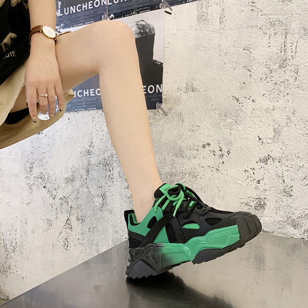 Γυναικεία αθλητικά παπούτσια με υψηλή τραχιά σόλα