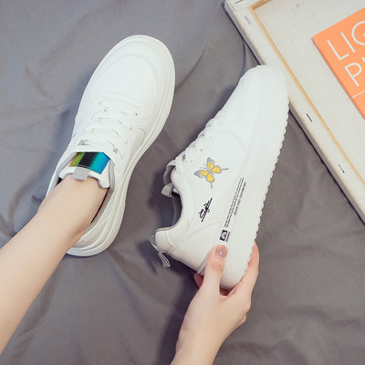 Αθλητικά και καθημερινά γυναικεία παπούτσια με κορδόνια και κεντήματα