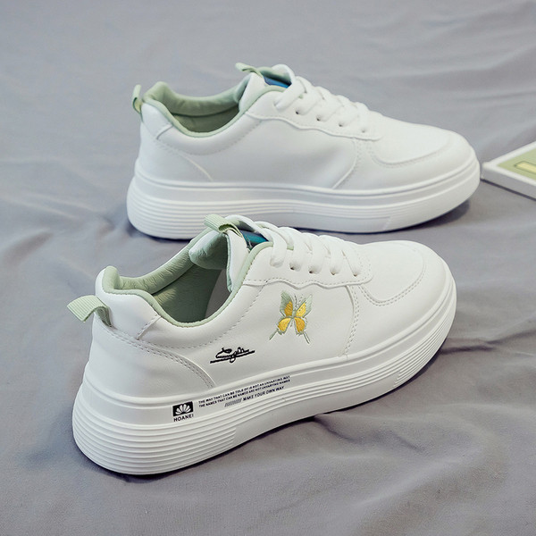 Αθλητικά και καθημερινά γυναικεία παπούτσια με κορδόνια και κεντήματα