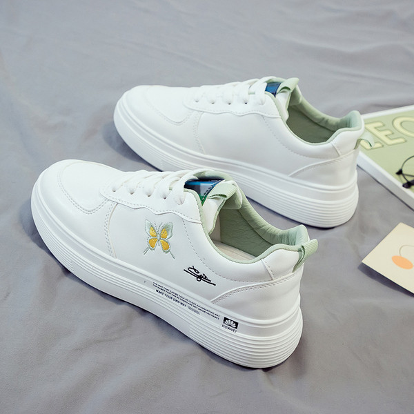 Αθλητικά και καθημερινά γυναικεία παπούτσια με κορδόνια και κεντήματα