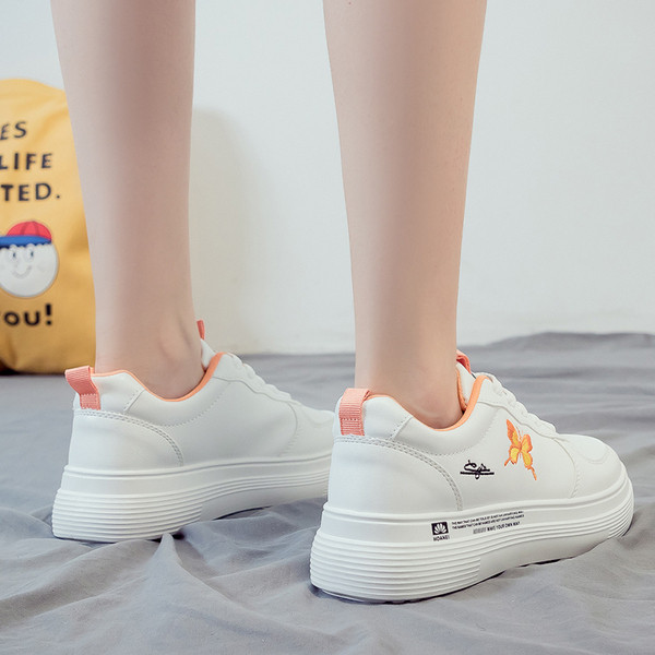 Αθλητικά και καθημερινά γυναικεία παπούτσια με κορδόνια και κεντήματα