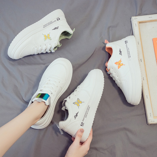 Αθλητικά και καθημερινά γυναικεία παπούτσια με κορδόνια και κεντήματα